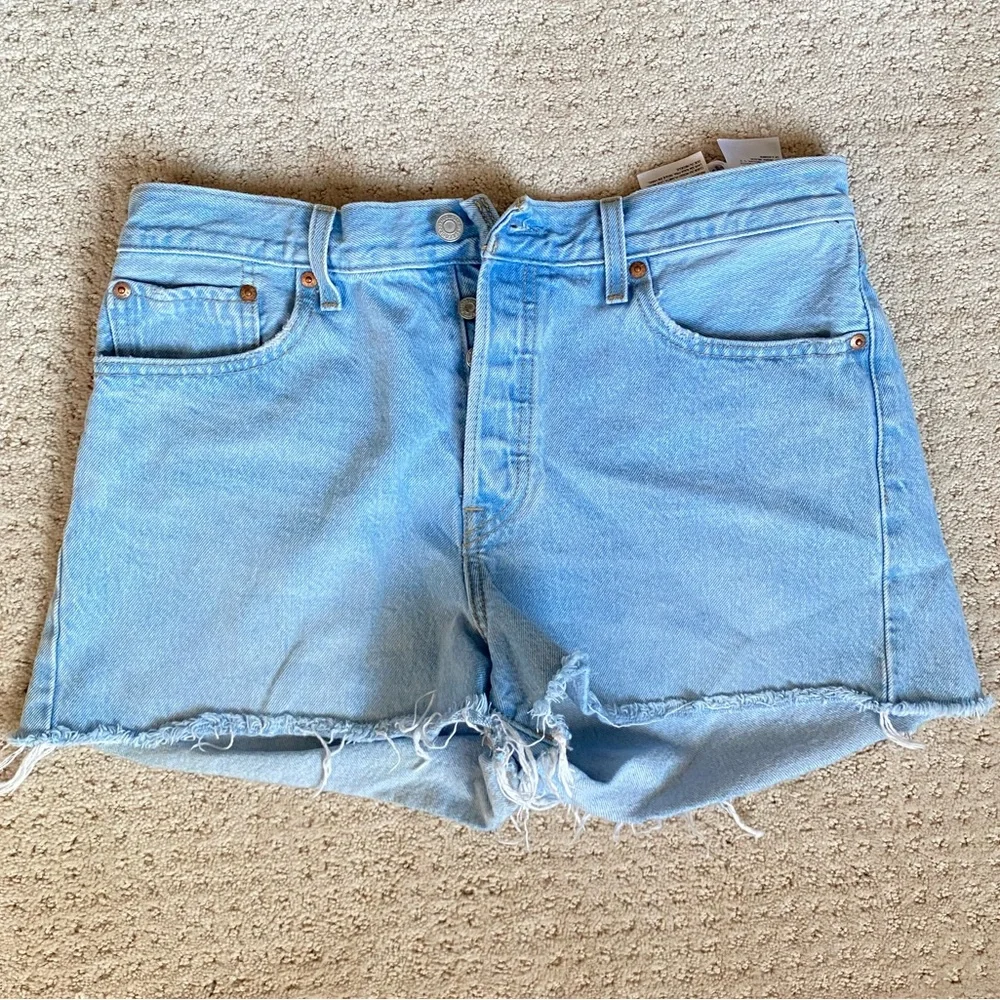 Levi’s Wedgie Light Wash Short - Picture 1 of 2